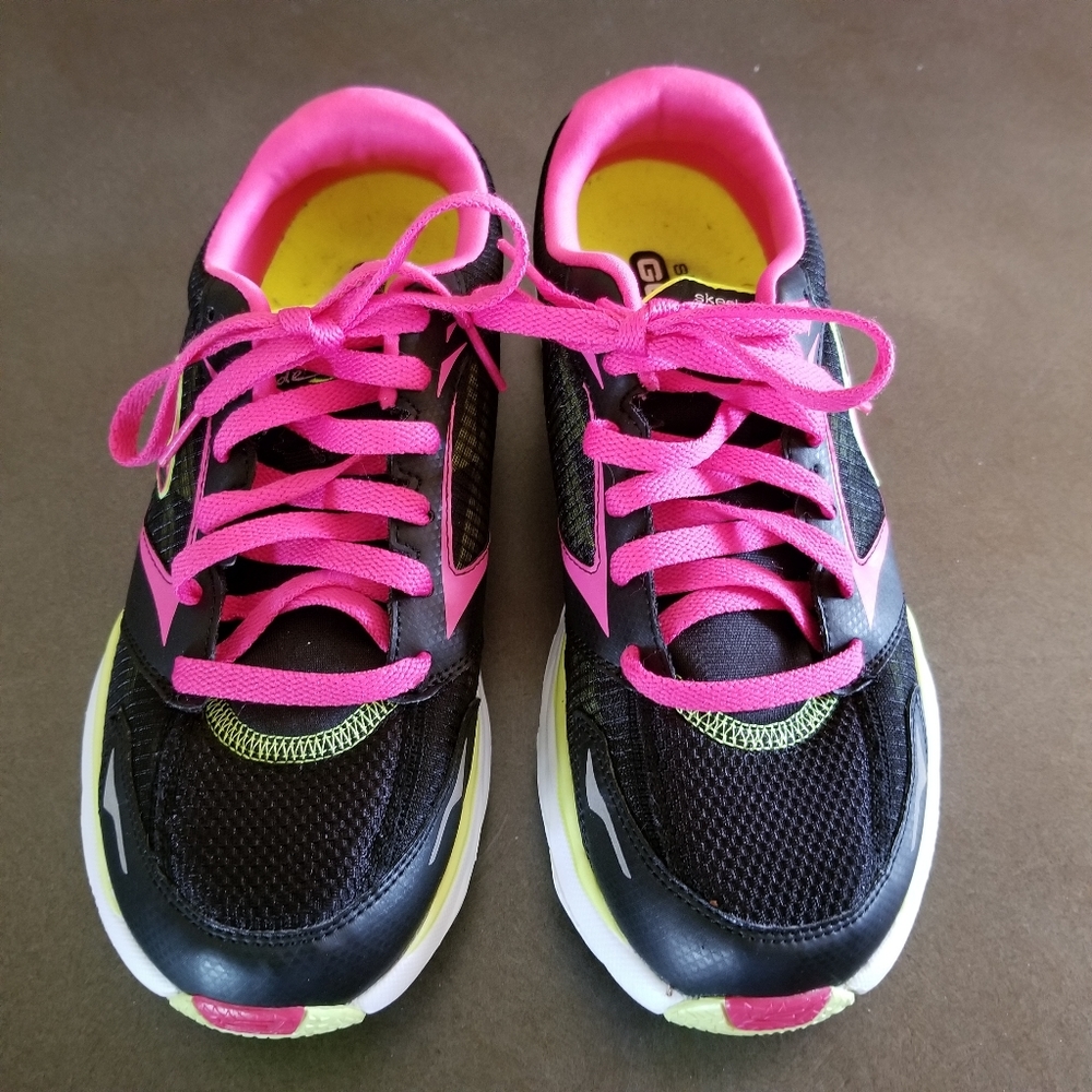 Womens Skechers Go Run athletic shoes like new